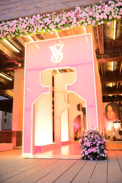 2023 Backdrop Trends, Wantable 2023, Event Entry Decor, Brand Event Ideas, Corporate Event Entrance, Company Celebration, Events Branding, Unique Party Ideas, Event Entrance