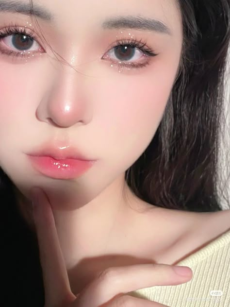 Soft Douyin Makeup Look, Pink Cool Tone Makeup Korean, Flirtatious Cute Makeup, Pink Korean Makeup, Pink Soft Makeup, Cool Tone Makeup, Uzzlang Aesthetic, Make Up Korea, Eye And Lip Makeup