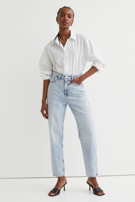 How to style mom jeans, according to an expert - TODAY Sweater With Mom Jeans, 90s Mom Jeans, Mom Jeans Style, Ankle Length Jeans, Jean Vintage, Jean Trends, Jeans Mom, With Mom, Knit Turtleneck Sweater