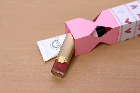 valentine gifts wrapping ideas paper candy lipstick creme Candy Shaped Gift Wrapping, Lipstick Gift Wrapping Ideas, Cute Wrapping Ideas, Homemade Valentine Gifts, Candy Lipstick, Homemade Valentines Gift, Homemade Valentine, Envelope Tutorial, Chocolate Shapes