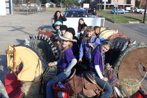 Cardboard Horse Heads on hay bales for parade float. 4h Parade Float Ideas, Western Parade Float, Western Parade Float Ideas, Rodeo Carnival, Western Theme Party Decorating Ideas, Halloween Parade Float, Parade Float Ideas, Mardi Gras Kid, Homecoming Floats