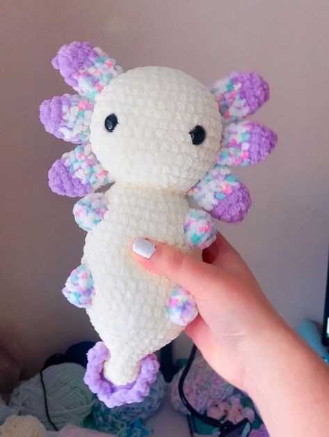 One Colour Amigurumi, Crochet Animals Axolotl, Amigurumi Multicolor Yarn, Chenille Crochet Plush, Arimigumi Crochet, Easy Crochet Axolotl, Crochet Amigurumi Axolotl, Chunky Axolotl Crochet Pattern Free, Crochet Axalotal