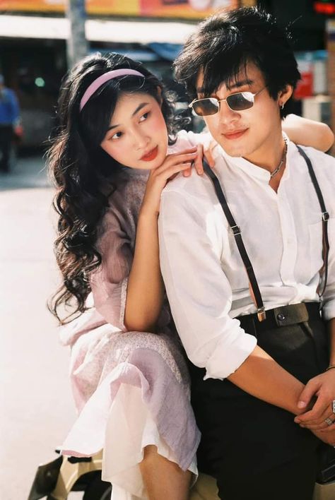 Chinese Douyin, Chinese Wedding Photos, Photo Ideas Wedding, Vintage Film Photography, Couple Photo Ideas, Japanese Couple, Sister Poses, Couple Poses Reference, Studio Photography Poses