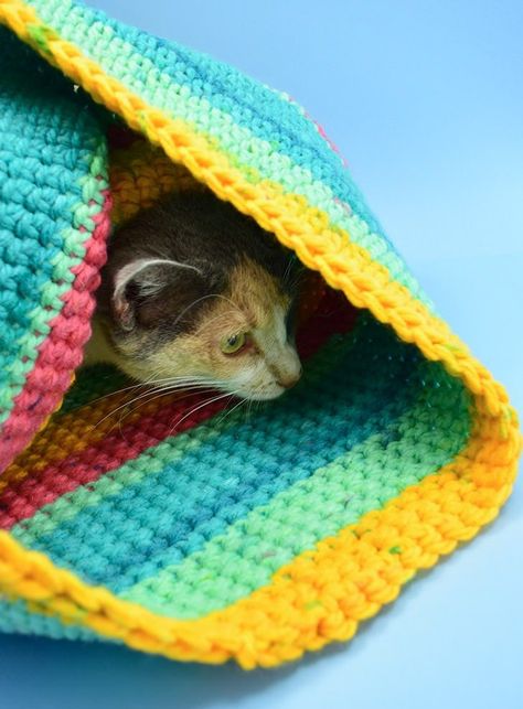 Crochet Cat Cave, Cat Bed Pattern, Crochet Cat Bed, Crochet Cat Toys, Cat Couch, Cat Blanket, Cat Cave, Crochet Bookmarks, Cat Crafts