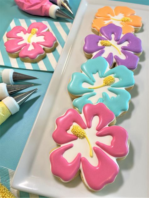 How to Make a Hibiscus Cookie – The Flour Box Beach Theme Birthday Cookies, Summer Birthday Party Ideas Aesthetic, Beach Bday Party Ideas, Luau Cookies, Summer Birthday Cake, Hello Kitty Birthday Theme, Beachy Birthday, Carbon Element, Summer Cookie