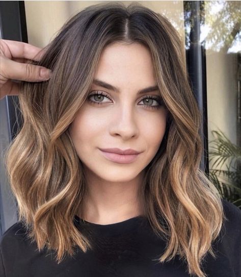 Brown Wavy Hair, Short Wavy Haircuts, Wavy Haircuts, Haircuts For Wavy Hair, Brown Hair Balayage, Hair Balayage, Short Wavy Hair, Haircut Hairstyle, Penteado Cabelo Curto