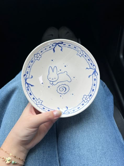 Cute Aesthetic Pottery, Cute Pottery Plate, Fine China Design, Slip Painting Pottery, Aesthetic Ceramics Ideas, Pottery Cup Painting, Aesthetic Pottery Painting Ideas, Cute Painted Pottery, Pottery Painting Ideas Blue