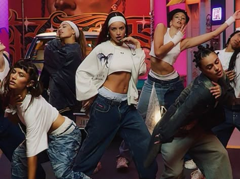 Hip Hop Rnb Aesthetic, 90s Early 2000s Fashion Men, Step Up Fashion, 90s Music Video Outfits, Early 2000s Hip Hop Fashion Women, Dancer Fits Hiphop, 2000s Music Video Aesthetic, 2000s Dance Outfit, 90s Hip Hop Fashion Women Old School