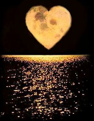 Luna de forma corazón | Heart-shaped moon Heart In Nature, I Love Heart, Heart Images, Beautiful Moon, Happy Heart, With All My Heart, Beautiful Heart, Heart Art, Love You Forever