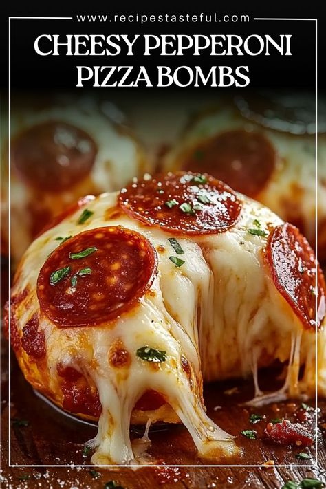 Biscuit Pepperoni Bites, Pizza Made With Biscuits, Pizza Biscuits, Pizza Bomb, Pepperoni Recipes, Pizza Cupcakes, Wok Recipes, Biscuit Pizza, Calzone Recipe