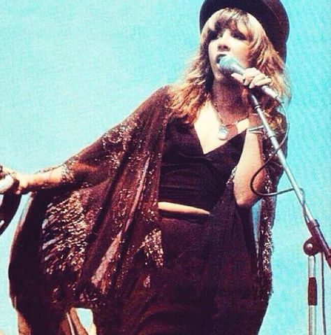 Stevie Nicks late 70's                                                                                                                                                     More Stevie Nicks Concert, Style Icons Women, Looks Hippie, Stevie Nicks Style, Stephanie Lynn, Look Boho Chic, Stevie Nicks Fleetwood Mac, 70s Aesthetic, Nikki Sixx