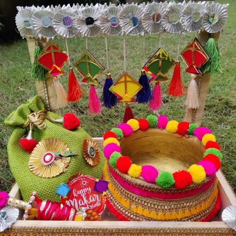 Handmade Hamper, Wedding Platters, Diwali Gift Hampers, Thali Decoration Ideas, Diwali Decoration Items, Wedding Gift Pack, Book Crafts Diy, Wedding Gifts Packaging, Diwali Craft