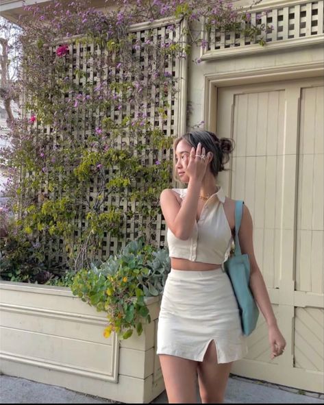 White Skirt Outfits, Spring Skirt Outfits, Corset Fashion Outfits, Ootd Poses, Corset Fashion, Standing Poses, Casual Day Outfits, Cute Preppy Outfits, Asian Outfits