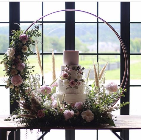 Floral Hoop Wedding, Cake Hoop, Wedding Cake Display, Luxury Wedding Cake, Floral Wedding Cakes, Wedding Cake Table, Wedding Cake Stands, Floral Hoops, Cake Display