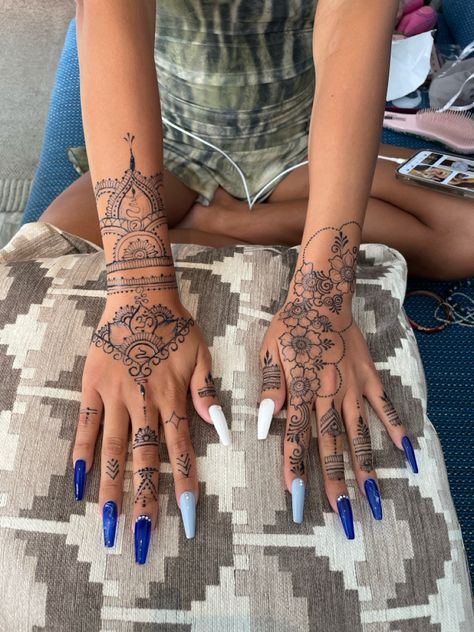 Tattooed Woman Models, Cherry Blossom Tattoo Shoulder, Mendhi Ideas, Small Henna Designs, Mandala Hand Tattoos, Cute Henna Tattoos, Jagua Tattoo, Tattooed Woman, Small Henna