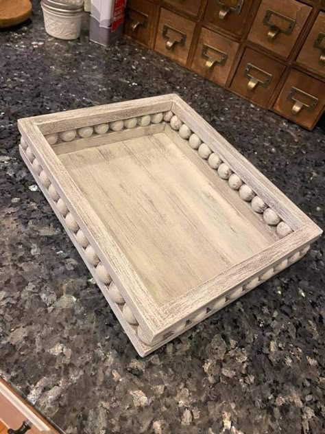 Diy Round Tray, Wooden Tray Decoration Ideas, Trendy Diys, Dollar Store Diy Projects, Farmhouse Crafts, Wooden Home Decor, Diy Tray, Diy Dollar Tree Decor, Wood Shop Projects