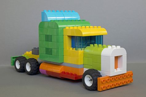 Hier siehst du einen Truck aus LEGO® Duplo, der uns von BRICKaddict.de gefällt! Lego Hacks, Minecraft Lego, Lego Poster, Lego Avengers, Instructions Lego, Lego Challenge, Lego Truck, Construction Lego, Lego Diy