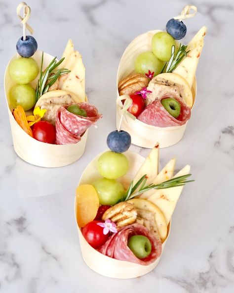 Individual Appetizers, Grazing Food, Charcuterie Cups, Charcuterie Appetizers, Goat Cheese Dip, Charcuterie Inspiration, Charcuterie And Cheese Board, Charcuterie Recipes, Artisan Cheese