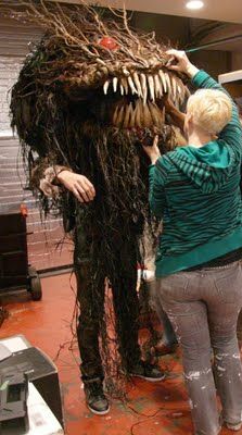 making a swamp monster. I'm completely incapable of this but it looks incredible! Diy Bigfoot, Sprit Halloween, Mascara Papel Mache, Swamp Monster, Monster Costume, Alex Pardee, Monster Costumes, Halloween Props, Halloween Projects