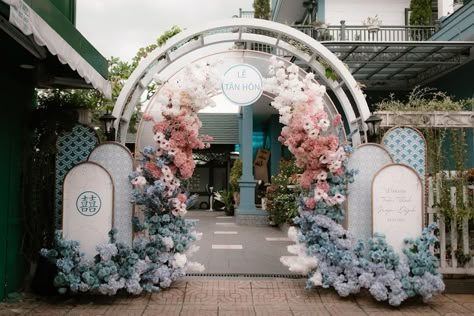 Wedding Entrance Gate Decor, Welcome Gate Wedding, Entry Gate Decoration Wedding, Sangjit Decoration, Welcome Gate, Indoor Wedding Decorations, Wedding Gate, Reception Stage Decor, Wedding Photo Display