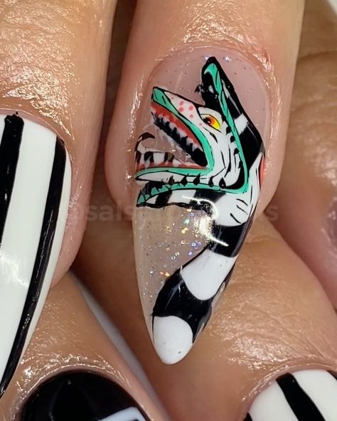 Sandworm Beetlejuice Nails, Beetlejuice Nails Art, Sandworm Nails, Sandworm Makeup, Killer Klowns From Outer Space Nails, Beatle Juice Nail Art, Bettle Juice Nail Ideas, Beetlejuice Nails Acrylic, Tim Burton Nail Art