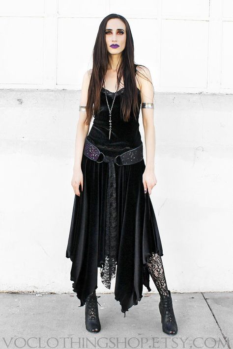 Pagan Outfits, Witchy Dresses, Velvet Maxi Skirt, Strega Fashion, Dark Mori, Witch Craft, Witch Fashion, Witchy Fashion, Velvet Maxi