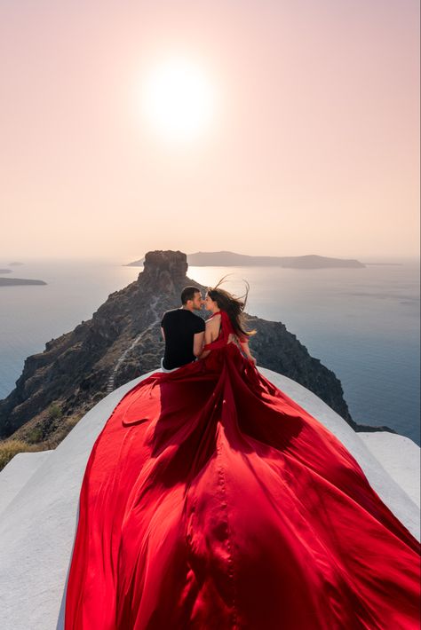 Fashion Show Dresses Ideas, Flying Dress Engagement Photos, Flying Dress, Santorini Maternity Shoot, Photo Shoot In Santorini, Flying Dress Photoshoot Santorini, Santorini Greece Couple Photography, Couple Travel Photos, Pre Wedding Photoshoot Props