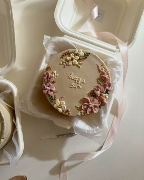 Floral cakes will always look pretty 🌸🤍 #cakeoftheday #cakestagram #cakesoffacebook #aesthetic #minicake #bentocakes #minimalism #floral #birthdaycake #cakeart #cakedecorating #fyp #followers #explorepage #viral #spreadlove #designercakes Aesthetic Smash Cake, Pastry Chocolate, Birthday Cake Decorating Ideas, Lavender Cake, Floral Cakes, Surprise Cake, Crepe Cake, Cake Decorating Ideas, Chocolate Fudge Cake