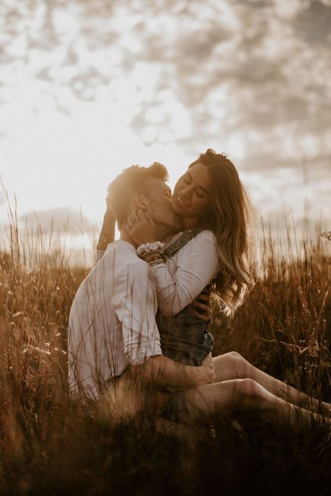 Teenage Sneakers, Shooting Couple, Outdoor Couple, Engagement Pictures Poses, Pose Fotografi, Couple Style, Photographie Portrait Inspiration, Couple Picture Poses, Engagement Photo Poses