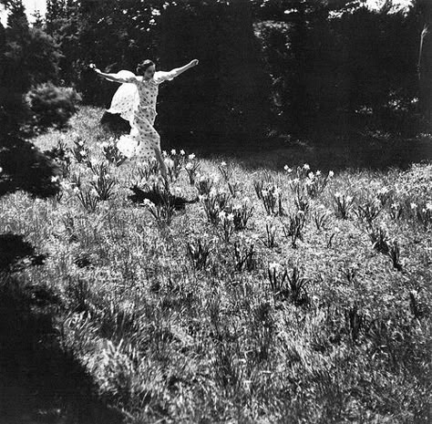 "Crazy with the Heat .", photo by Toni Frissell, Vogue, July 1937 Toni Frissell, Field Of Flowers, American Soldiers, Design Visual, Harper's Bazaar, Gardening For Kids, White Photo, Vintage Photography, White Photography