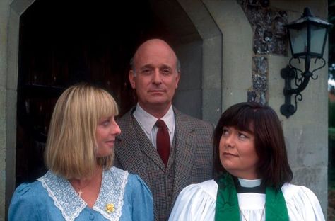 Liz Smith, Vicar Of Dibley, Dawn French, British Sitcoms, Classic Films Posters, 90s Sitcoms, Royal Shakespeare Company, Life In Pictures, British Tv Series