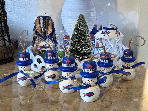 Buffalo Bills Crafts, Christmas Crafts To Sell, Diy Christmas Ornament, Craft Sale, Craft Fair, Buffalo Bills, Crafts To Sell, Craft Fairs, Painting On Wood