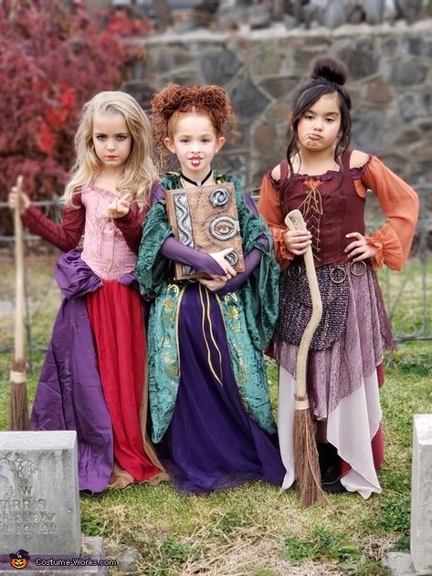 Witch Family Costumes, Sanderson Sisters Costumes Diy, Hocus Pocus Costume Diy, Sisters Costumes, Unique Diy Costumes, Mary Sanderson Costume, Winifred Sanderson Costume, Sanderson Sisters Costumes, Hocus Pocus Halloween Costumes