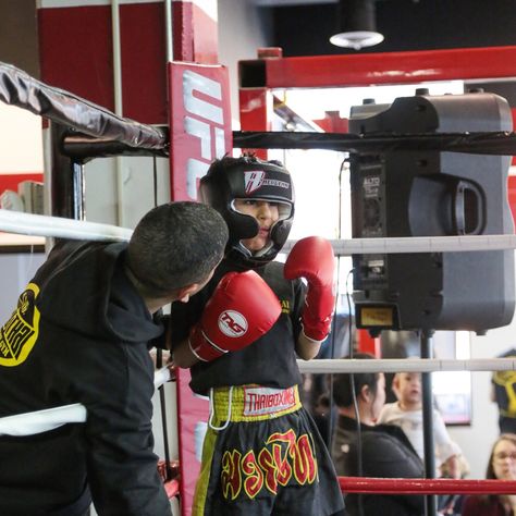 Red Boxing Gloves, Day Motivation, Kids Mma, Martial Arts Kids, Boys Boxers, Father And Baby, Box Baby, Boys Playing, Hump Day