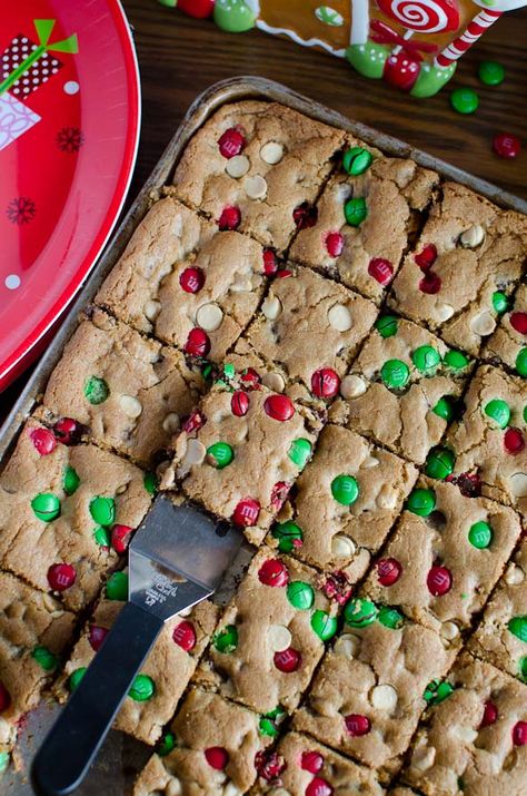 Christmas M&M Cookie Bars M M Cookie Bars, Cookies And Candy, Christmas Cookie Bars, Christmas Cookie Recipes, M M Cookies, Christmas Cookie Exchange, Xmas Cookies, Cookie Bar Recipes, Köstliche Desserts