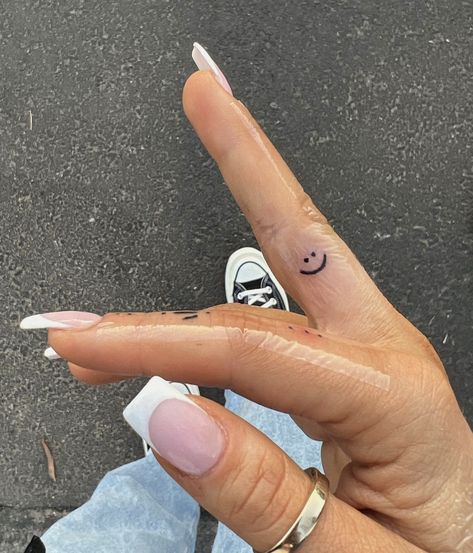 Smile Face Tattoo, Side Finger Tattoos, Inner Finger Tattoo, Smiley Face Tattoo, Middle Finger Tattoos, Simple Hand Tattoos, Delicate Tattoos For Women, Face Tats, Tattoo Catalog