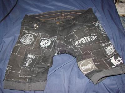 Crust punk shorts. Crust Punk Shorts, Patch Shorts Punk, Crust Shorts, Punk Trousers, Crust Pants, Summer Punk, Traditional Goth, Punk Fashion Diy, Punk Shorts