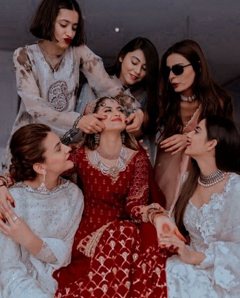 Bridesmaid Indian, Bridesmaid Poses, Bridesmaid Pictures, Bride Friend, Sisters Photoshoot Poses, Bridesmaid Photoshoot, Indian Wedding Poses, Bride Photos Poses, Sister Poses