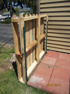 Wood Pallet Fence, Hide Trash Cans, Pallet Fence, Diy Fence, Front Yard Fence, Pallet Garden, Modern Fence, Dog Fence, Fence Ideas