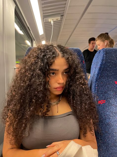 Light Skinned Girls With Curly Hair, Light Skin Curly Hair Girl, Pretty Curly Haired Girl, No Part Curly Hair, Flat Curly Hair, Mixed Girls With Curly Hair, Black Curly Hair Girl, Brown Curly Hair Girl, Girl With Brown Curly Hair