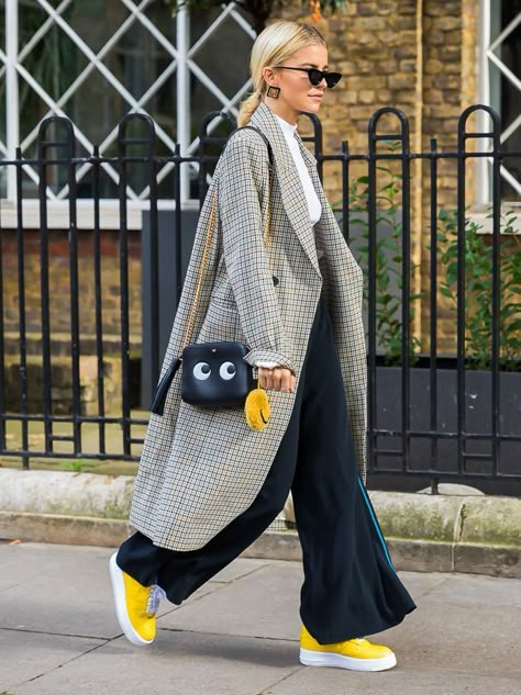 Take a look at 13 creative ways to coordinate your shoes and handbag with your ensemble. Creative Outfits, Autumn Outfits, Handbag Shoes, Creative Fashion, Outfits Casuales, Look Fashion, Fashion Inspo Outfits, Fashion Casual, Chic Outfits