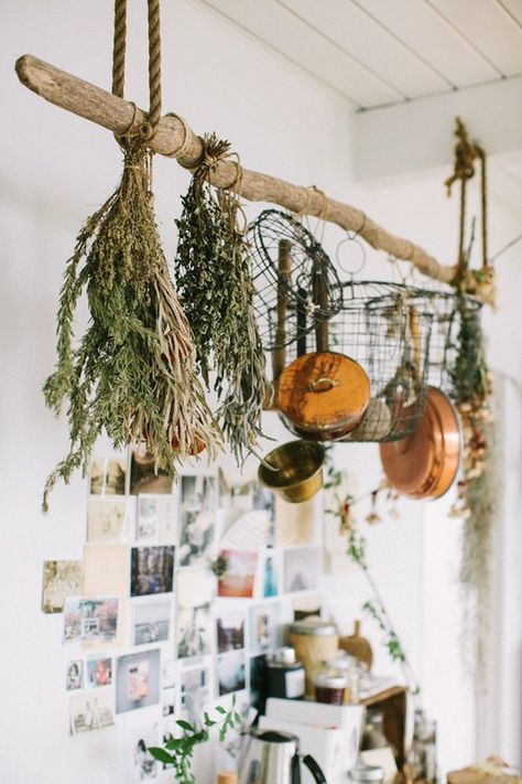 Driftwood Furniture, Diy Kitchen Projects, Hanging Herbs, Bohemian Kitchen, Dekor Diy, Driftwood Decor, Boho Interiors, Boho Kitchen, Pot Rack