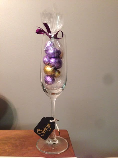 Bachelorette favors: champagne flutes with a bag of candies matching the color theme (I used purple and gold foiled chocolate eggs from Dove) and tied with matching color ribbon. Tag on the stem personalized it for guests and doubles as an identifier of which glass is yours through the night (use glass for toasts). LOVE when things can be multi-purpose! Champagne Flute Favors, Cheap Bachelorette Party Favors, Bachelorette Champagne, Wine Glass Gifts Ideas, Champagne Wedding Favors, Champagne Favors, Christmas Wedding Favors, Gold Bachelorette Party, Bridal Shower Champagne