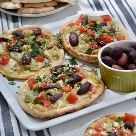 Easy Greek Pizza Recipe - Hummus, Feta, Tomatoes, Kalamata Olives, Artichoke Hearts, Fresh Parsley and Olive Oil. Fried Cream Cheese Wontons, Recipe Hummus, Gluten Free Pita Bread, Gluten Free Naan, Gluten Free Pita, Greek Pizza, Cheese Wontons, Cream Cheese Wontons, Cheese Flatbread