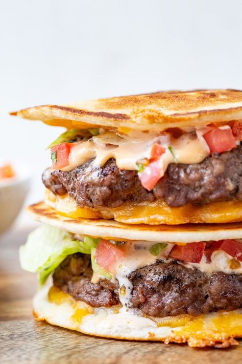 Hamburger Quesadillas Recipes, Black Stone Quesadilla Burger, Quesadilla Recipes Blackstone, Ground Turkey Quesadilla Burger, Dinner Burger Recipes, Cheese Burger Flatbread, Grilled Tortilla Burger, Black Stone Cheeseburger Quesadilla, Hamburg Quesadilla