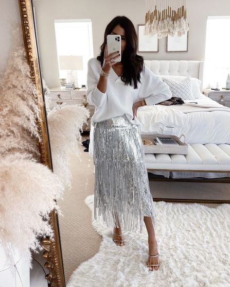 29+ Dazzling Holiday Party Outfits That Will Make You Shine - momooze.com Moda Over 40, White Christmas Party, Mode Ab 50, White Party Outfit, Holiday Outfits Summer, Silver Outfits, Party Outfit Ideas, Holiday Outfits Christmas, Holiday Outfits Women