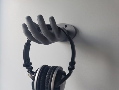 30 Cool Headphone Stands & Earphone Holders To Make a Feature of Your Beats Headphone Stand Ideas, Phone Holder Diy, Diy Headphone Stand, Casa Rock, Mobile Shop Design, 3d Tiskárna, Diy Headphones, Swivel Tv Stand, Earphones Holder