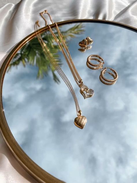 Jewelry Photography Mood Board, Jewelry Photography For Instagram, Jewelry On Mirror Photography, Jewellery Pics Ideas, Mirror Jewelry Photography, Necklace Aesthetic Photography, Gold Jewelry Product Photography, Jewelry Product Photography Aesthetic, Product Photography For Jewelry