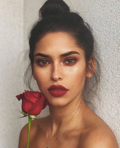 pinterest : charlottehill_☽ ☼ Freckles Photography, Photographie Portrait Inspiration, Beauty Make-up, Red Lip, Hazel Eyes, Younger Looking Skin, Makeup Goals, Red Lipstick, Beauty Inspiration