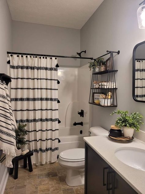 Black Bathroom Decor, Guest Bathroom Decor, Restroom Decor, Future Apartment Decor, Bathroom Decor Apartment, Bathroom Design Decor, Bathroom Inspiration Decor, Apartment Bathroom, Apartment Decor Inspiration